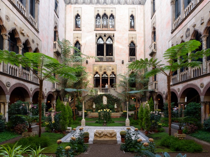 Cortile interno Dell Isabella Stewart Gardner Museum di Boston dove è avvenuto il furto. Finestre arabeffianti e rigogliose piante 