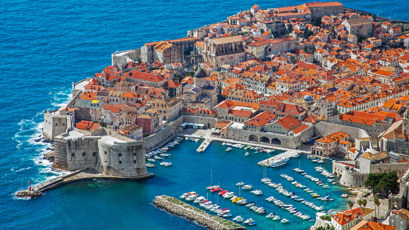 Dubrovnik vista dall'alto mare e mura storiche 