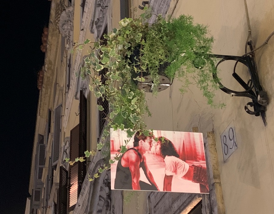 Una foto dalla precedente edizione della mostra in Via del Babuino. Immagine tratta dal film cult Dirty Dancing.