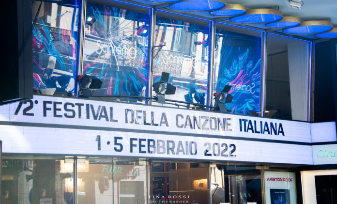 sanremo 2022 terza serata - l'esterno del teatro ariston, con il logo del festival