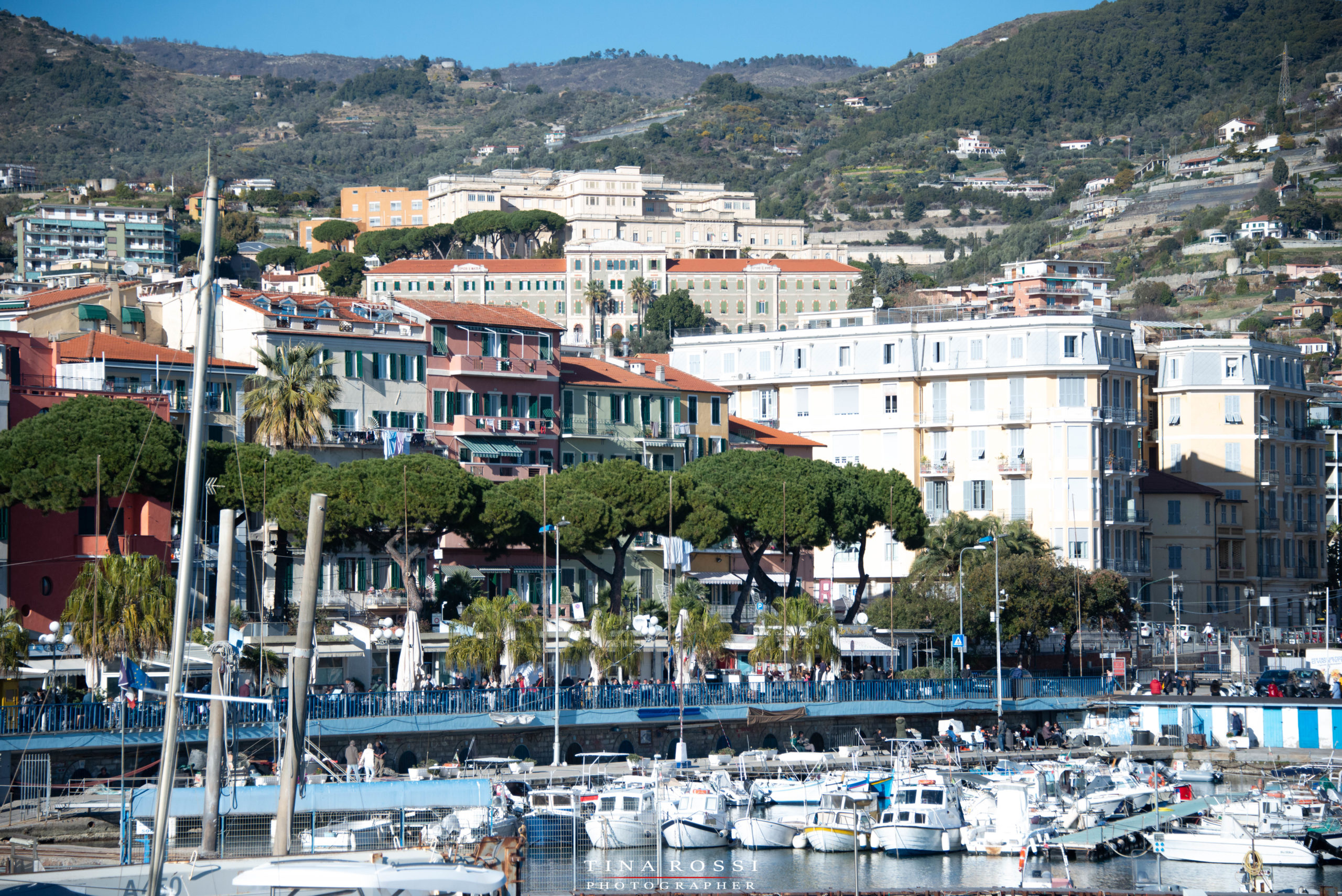 #Sanremo 02 . una veduta della citta di Sanremo , il porto con tante barche e navi e sullo sfondo la montagna con tutto il paese sulla costa
