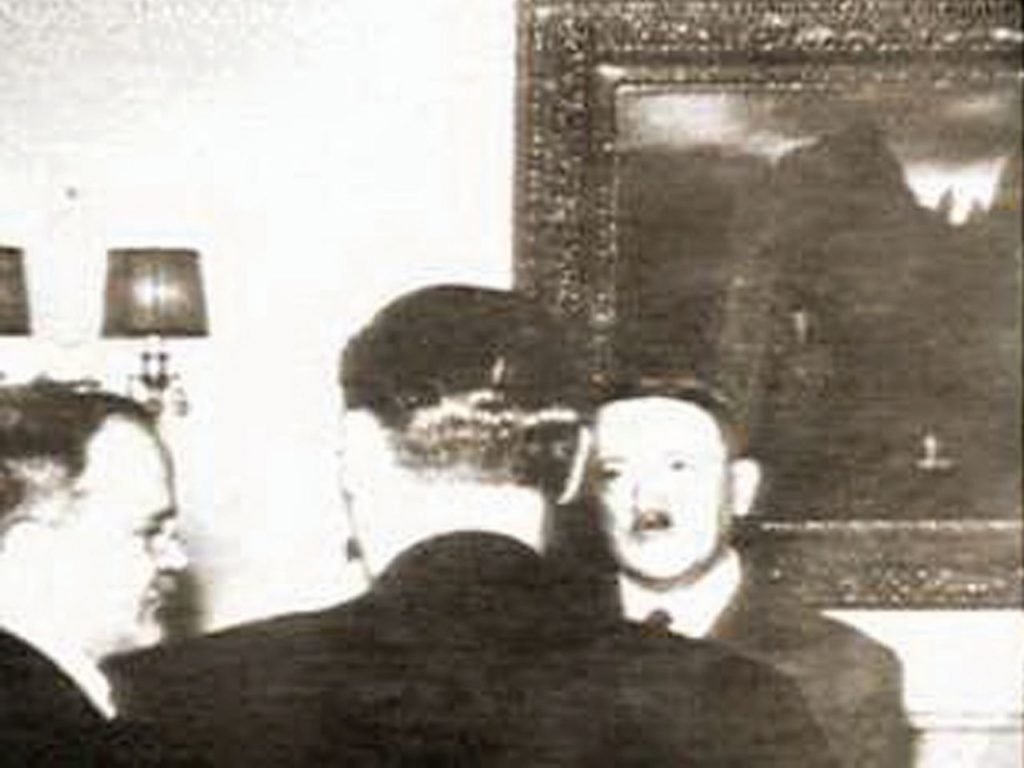 Hitler insieme con Molotov e Ribbentrop. Alle spalle del Fürer si vede «l'Isola dei Morti» di Boecklin