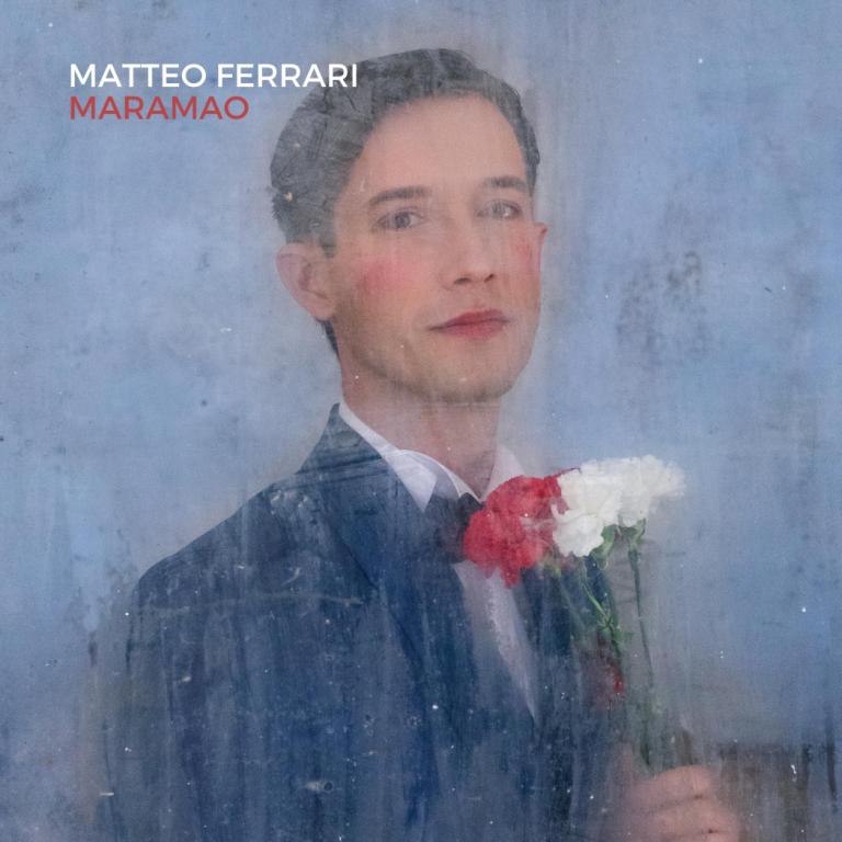 matteo ferrari, nella copertina dell'album maramao, è raffigurato com un dipinto. Ha due rose in mano, una bianca e una rossa, e indossa un abito blu