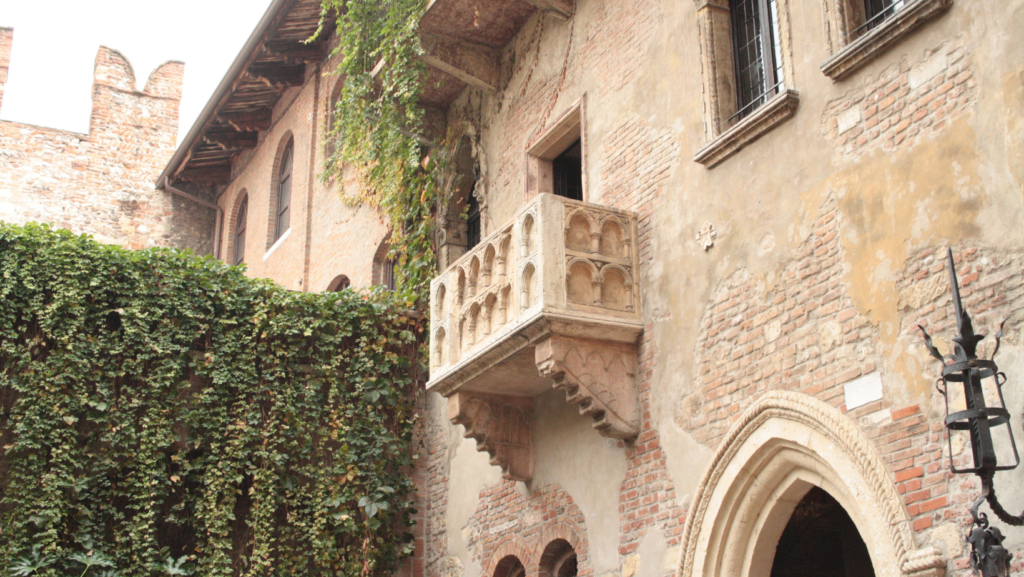 Veduta dal basso del balcone di Giulietta a Verona, uno dei luoghi più romantici da sempre.