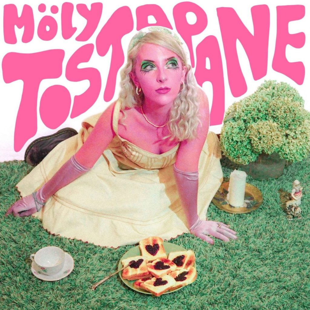 Möly - la copertina di tostapane che ritrae la giovane e bionda cantante, vestita di bianco, seduta su un prato