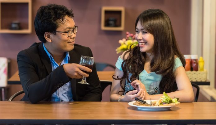 ristoranti, alberghi green pass - nella foto una coppia cinese stanno mangiando al ristorante