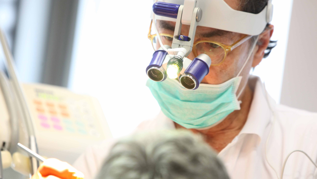 I pazienti: al centro di un'odontoiatria in evoluzione. un medico odontoiatra con occhiali  laser 3d di ultima generazione visita una paziente 