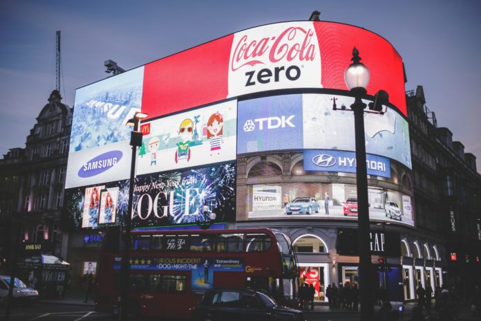 pubblicità - una piazza londinese con cartelloni pubblicitari illuminati