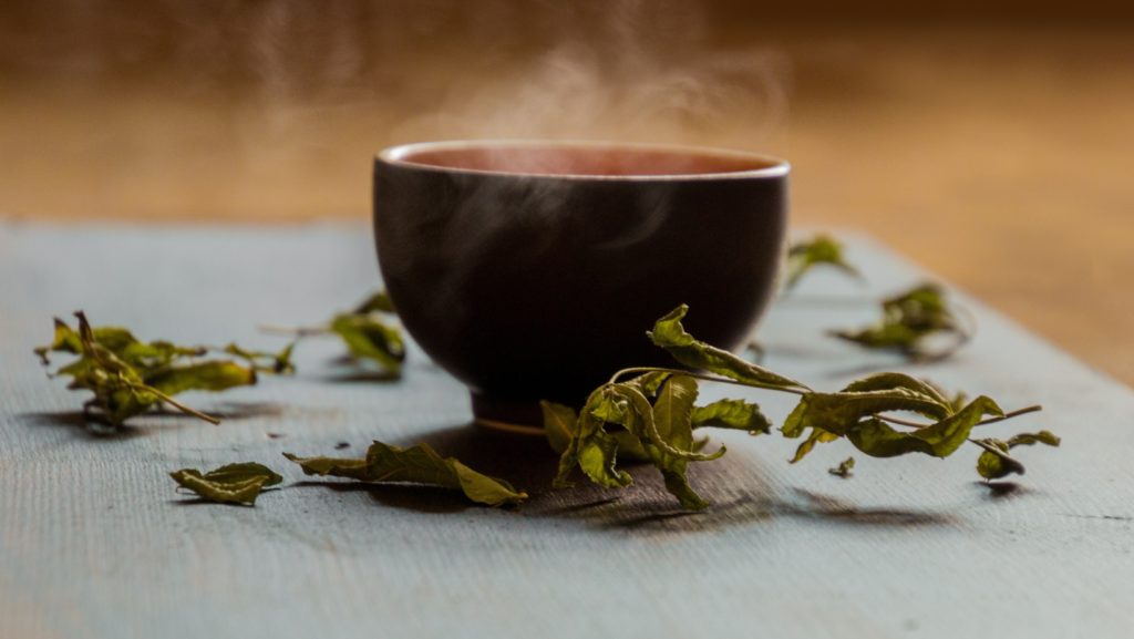 Tè in India: un’usanza popolare importata di recente una tazza di tè scura con foglie scure essiccate intorno