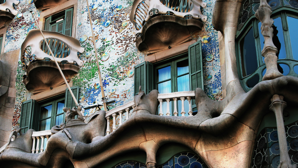 Antoni Gaudí, il genio di Barcellona, l'architetto di Dio. Particolare balcone di casa batllo