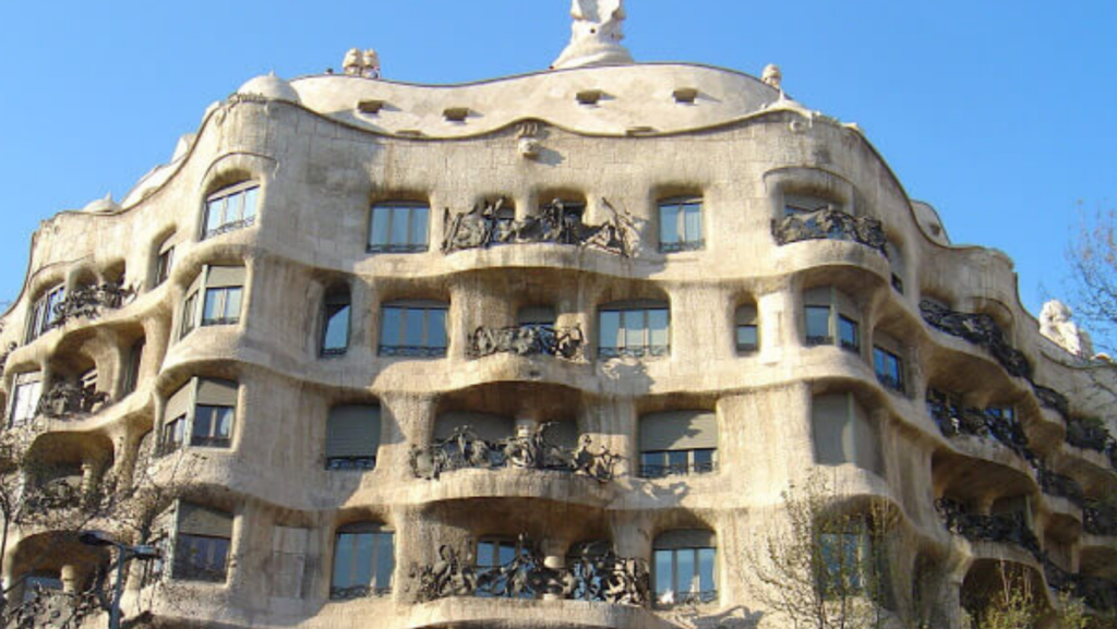 Antoni Gaudí, il genio di Barcellona, l'architetto di Dio. Casa mila con linee solo. Curve