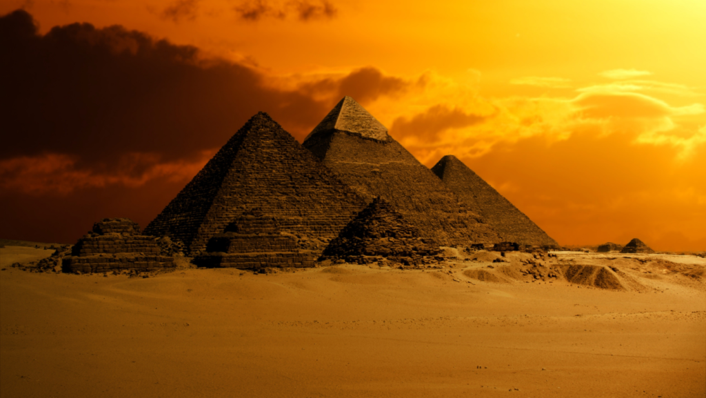 Tripadvisor travellers' Choice, best of the best. La top five delle destinazioni di tendenza.

Piramidi egiziane al tramonto con cielo arancione e oro
