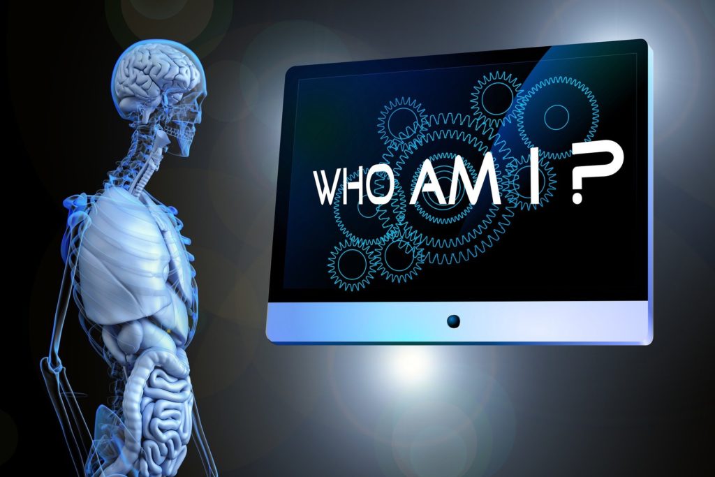 malattia - un uomo bionico davanti a uno schermo con la scritta "who am I"