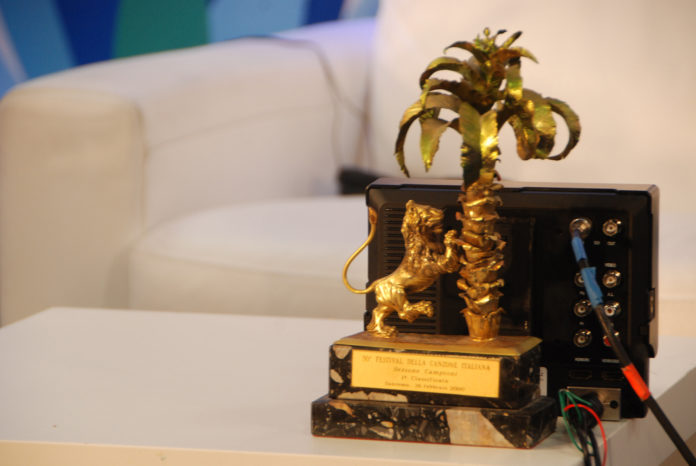 #sanreno 05 - il premio al vincitore del festival di sanremo, un leone che si arrampica su una palma, appoggiato su un tavolino