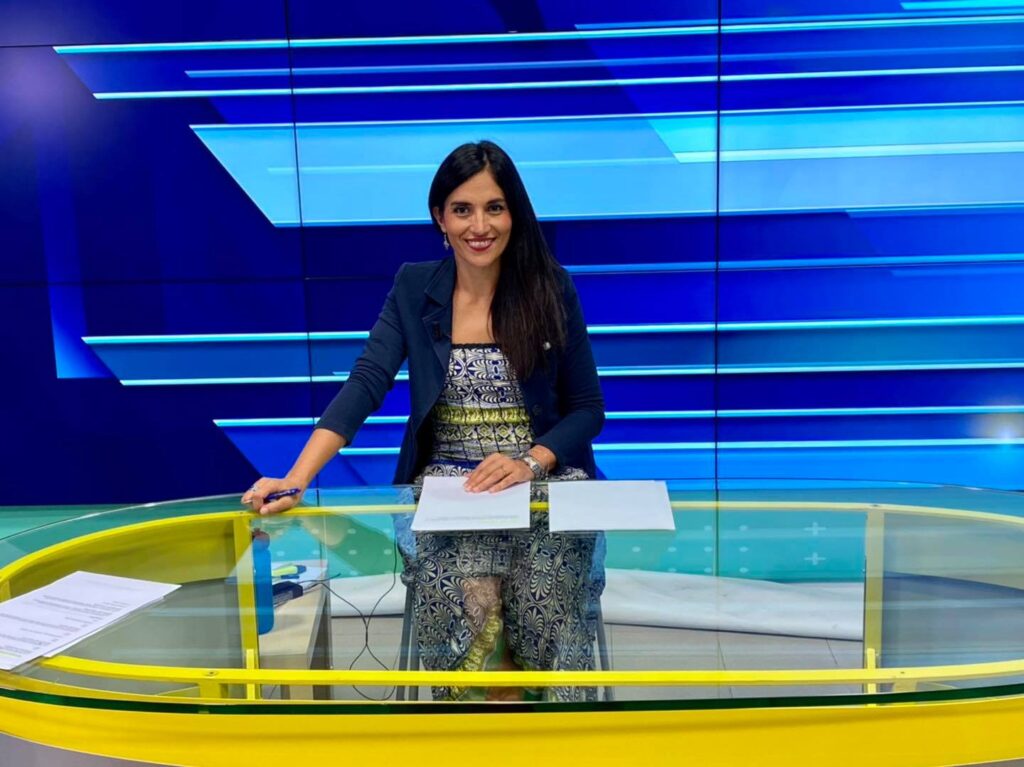 baldi giovani in tv - la conduttrice sonia perla di canale 10 lazio, nello studio televisivo