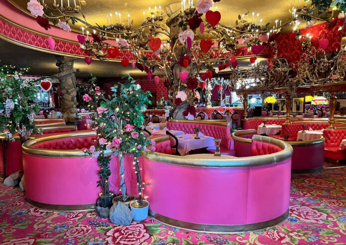 Interno rosa del Madonna Inn tra brutto e kitsch oggetti liberty lampade Tiffany cuori rossi e luci natalizie