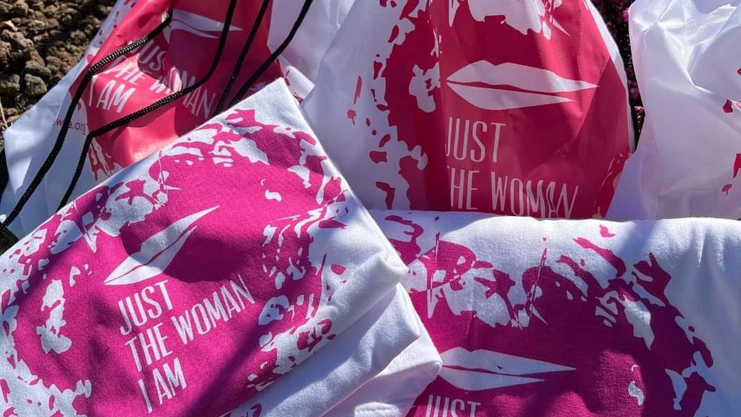 "Just the woman I am", camminando contro il cancro.magliette bianche con cuore rosa con scritta contro il cancro