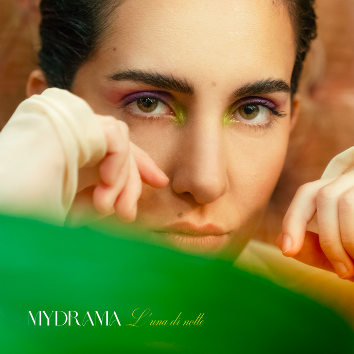 mydrama - la copertina del singolo che la ritrae in primo piano, coperta parzialmente da una foglia verde