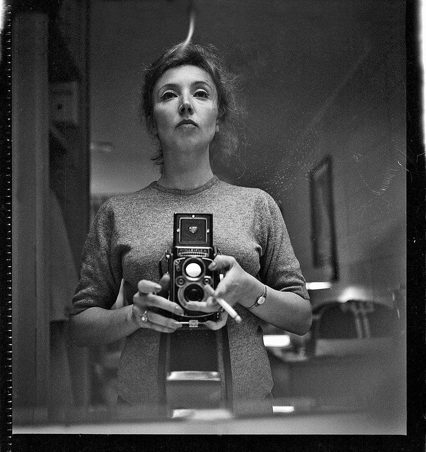 Benvenuti nel paese delle donne - nella foto in bianco e nero il famoso self portrait con Oriana davanti a uno specchiom, nell'azione di scattarsi una foto con una vecchia macchina fotografica