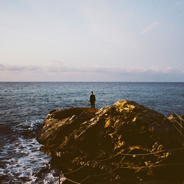 boccanegra - la copertina del disco omonimo che raffigura un uno in piedi su uno scoglio circondato dal mare