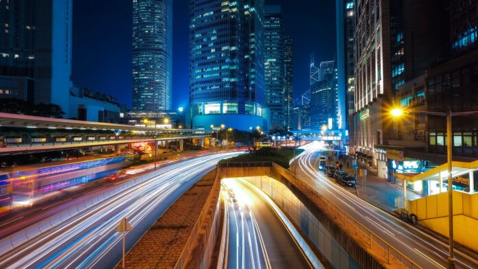 mydrama - una immagine di tokyo di notte, tra luci e strade