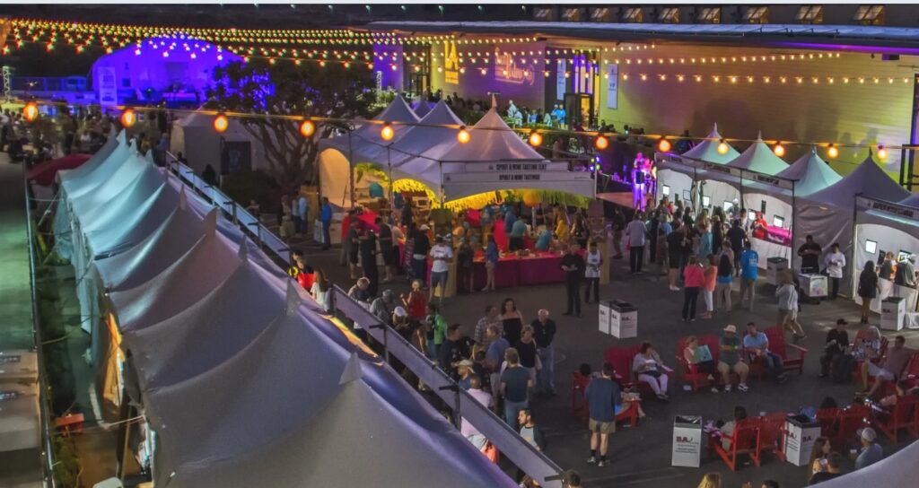 Made in Italy in esposizione alla pfiera, fatta di tanti stand gazebo bianchi e tanta gente che cammina in mezzo