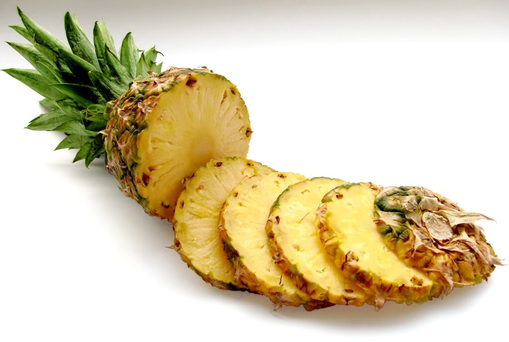 Un ananas tagliata a fette