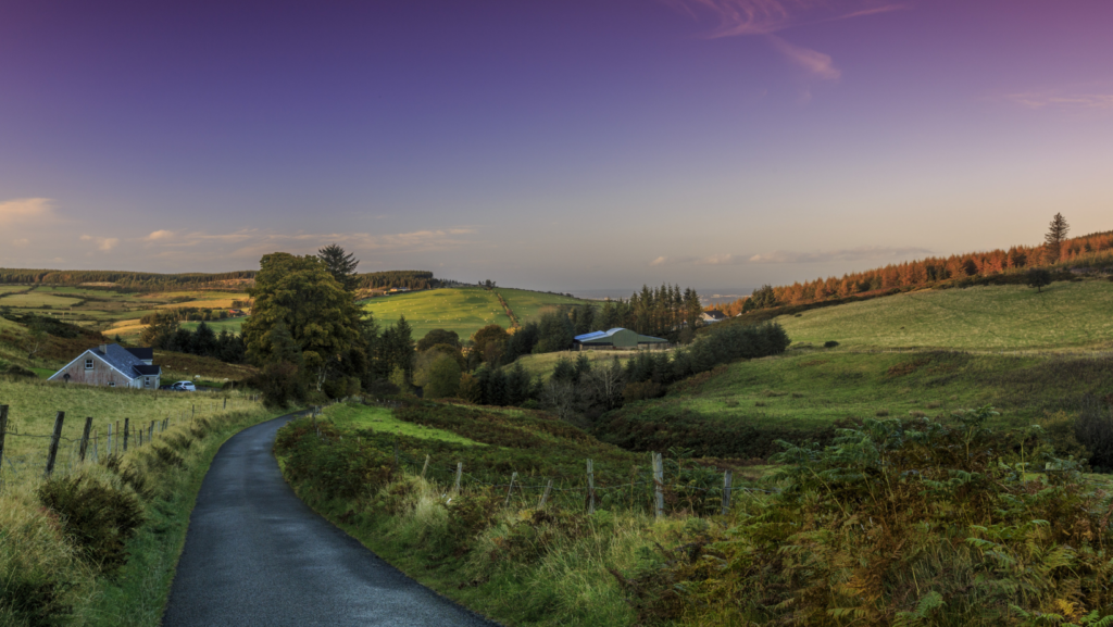 Tipico paesaggio della primavera d'Irlanda. Terre verde smeraldo ecielo color viola