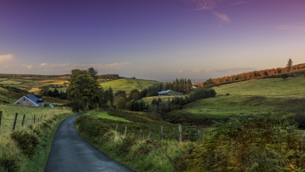 Tipico paesaggio della primavera d'Irlanda. Terre verde smeraldo ecielo color viola 