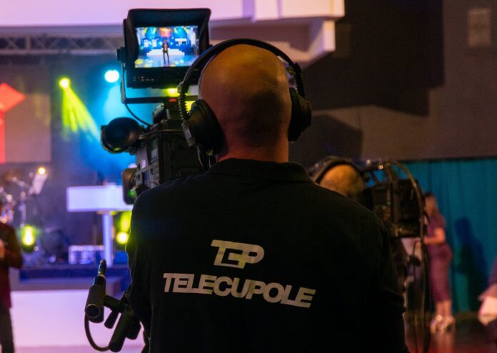 telecupole - un cameraman indossa la felpa con il logo della televisione