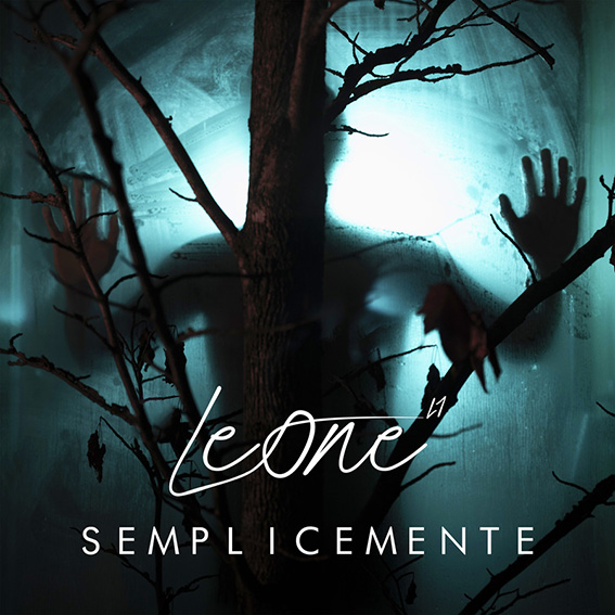leone11 - la copertina si "semplicemente" che raffigura un'ombra dietro un vetro avvolto dal fumo