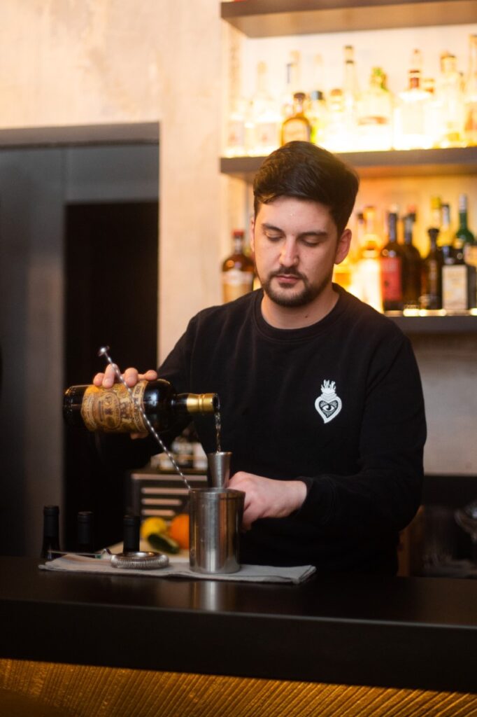 Da Trastevere - nella foto Giorgio Menotti mentre prepara il drink dietro al bancone di un bar