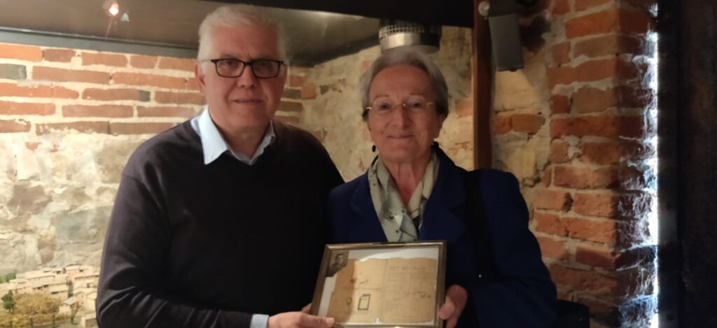 il sindaco di Coniolo Arles Garelli con Anna Rota nel momento della donazione del documento del minatore Michele Rota al Museo