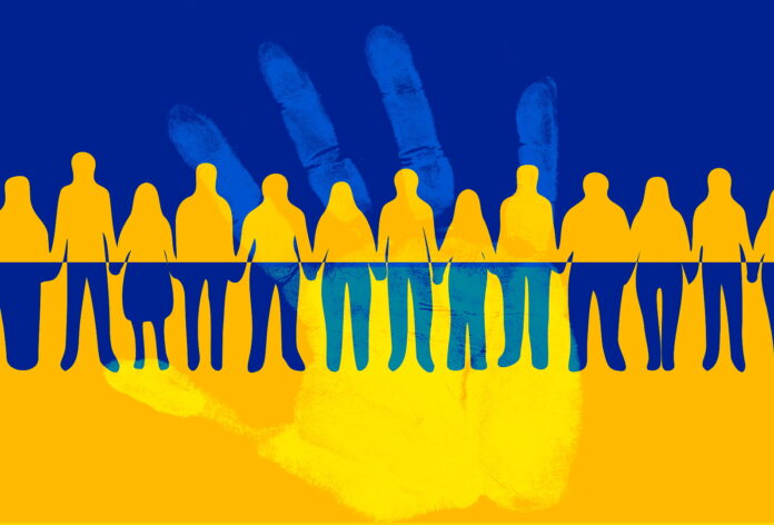 donazioi ucraina - la foto è divisa orizzontalmente da due strisce, una blu e un agialla. In mezzo una fila di sagome persone che si tengono per mano e nel centro l'ombra di una mano aperta