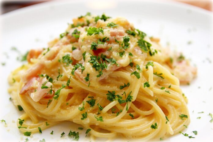 Carbonara - la pasta alla carbonara in un piatto bianco