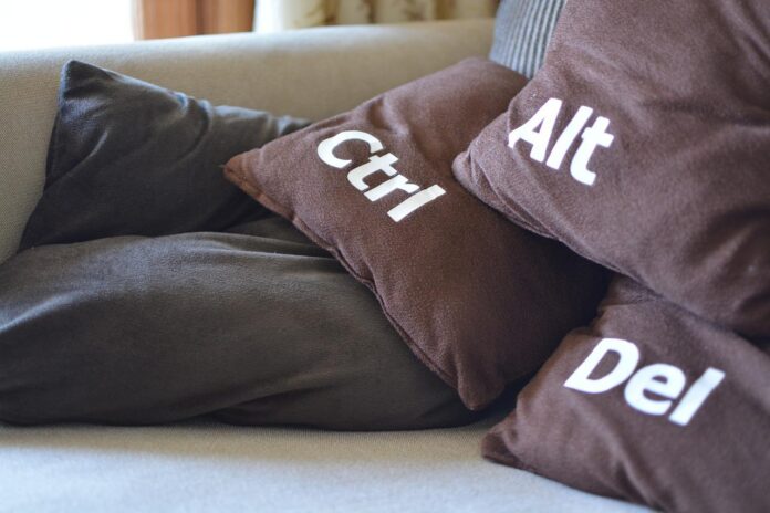 psiker - un divano con sopra dei cuscini con scritto ctrl alt canc