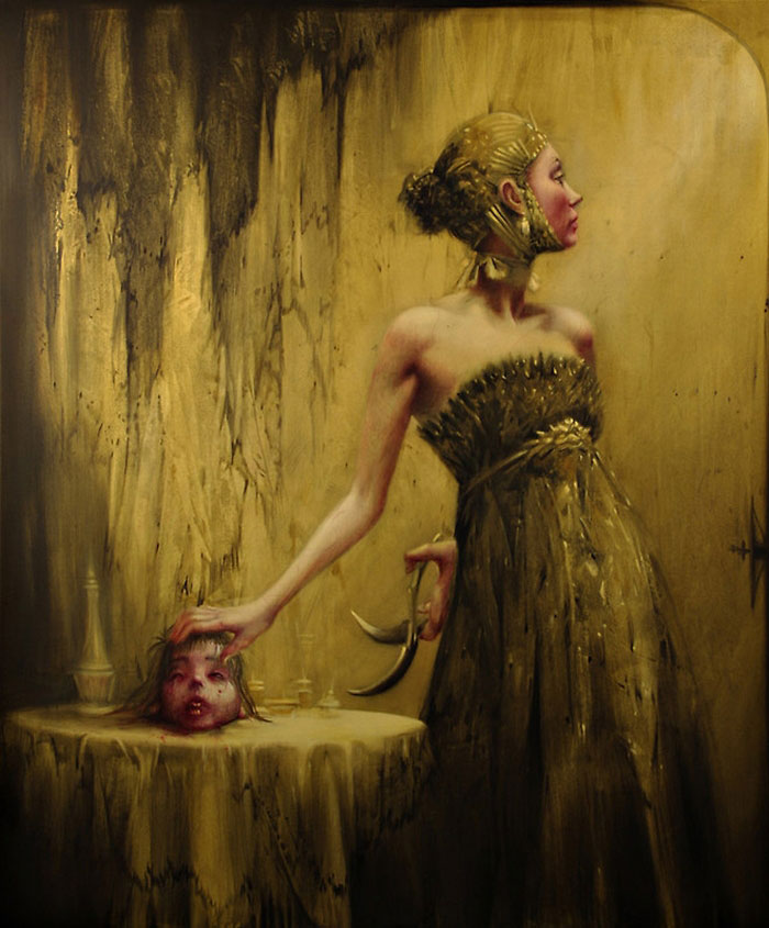 Donna che rappresenta Medea in piedi con un arma nascosta e una testa di bambino sul. Tavolo 