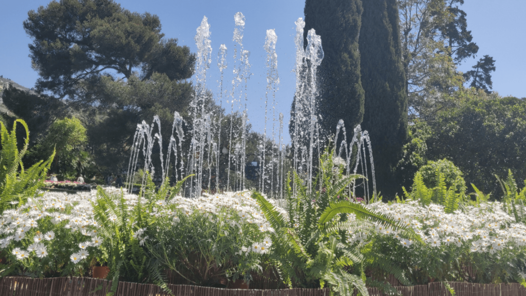 una fontana con giochi d'acqua zampillanti imemrsa nel verde dei parchi di Genova Nervi