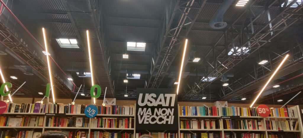 libri e slogan usati ma non vecchi in uno stand del salone