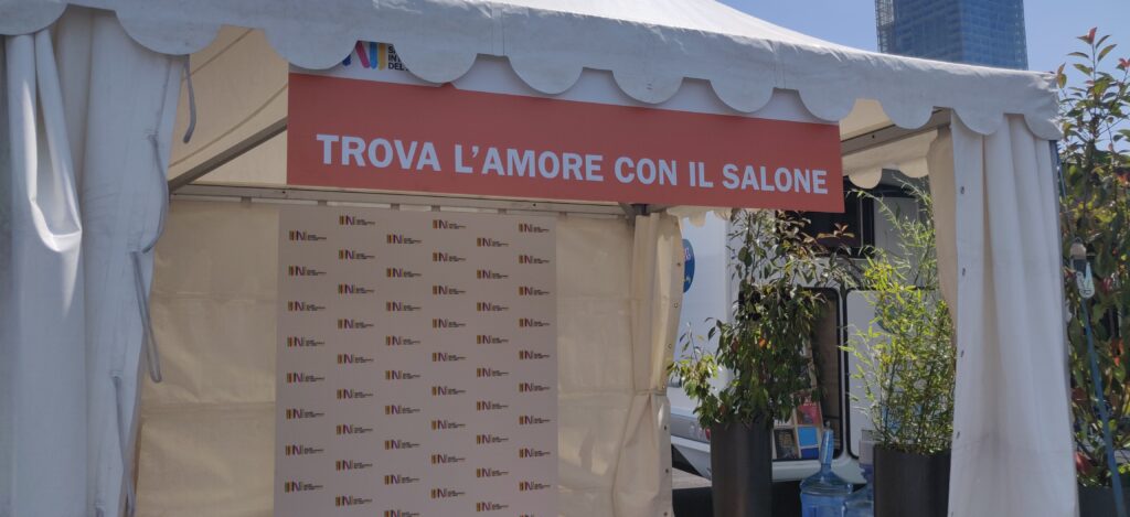 trova l'amore con il salone il gazebo montato nell'area esterna in rosa 