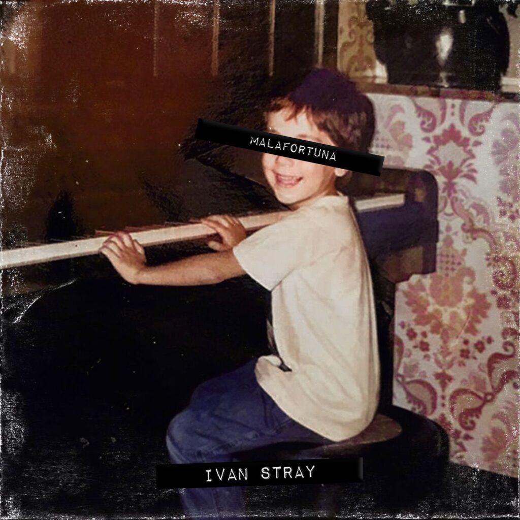 ivan stray - la copertina dell'album malafortuna: un bambino seduto al pianoforte