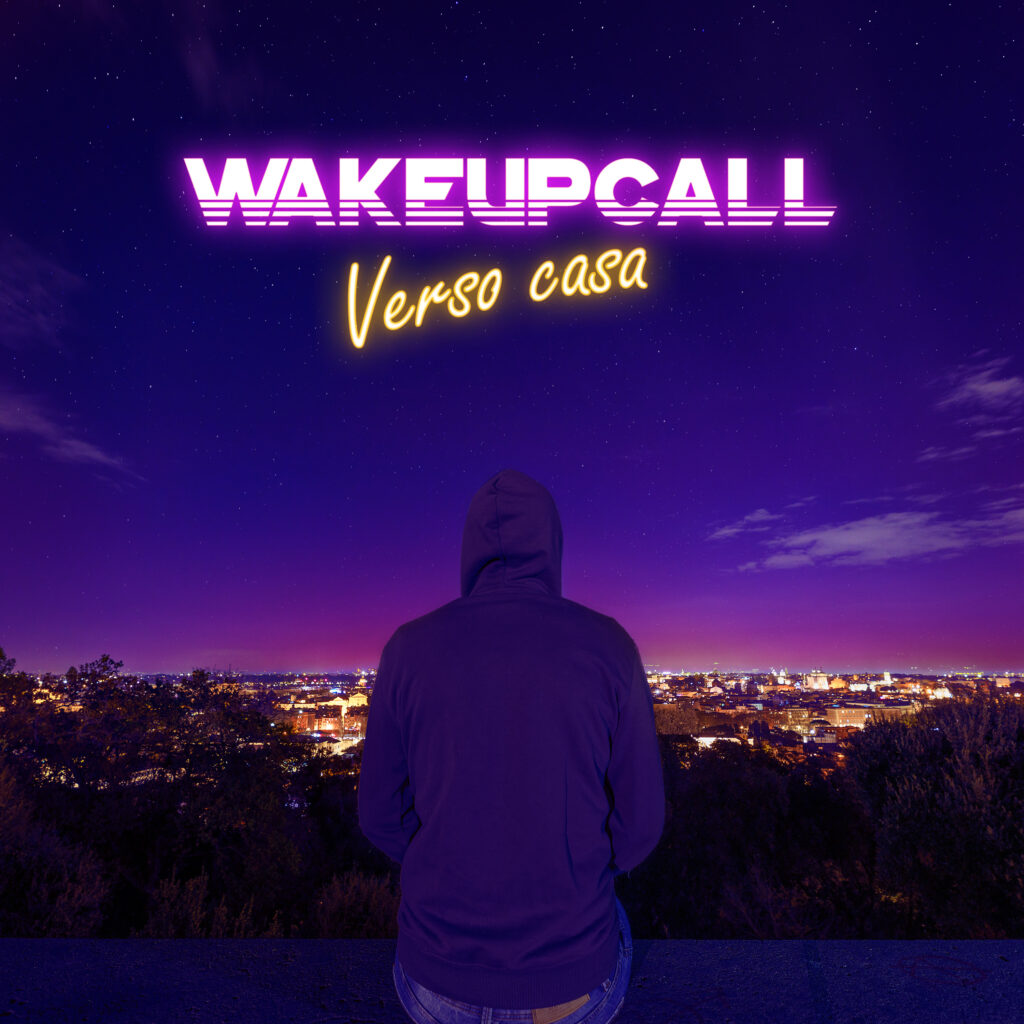 wakeupcall - la copertina di verso casa che ritrae un uomo abbigliato con una felpa col cappuccio tirato sulla testa, con davanti le luci della città