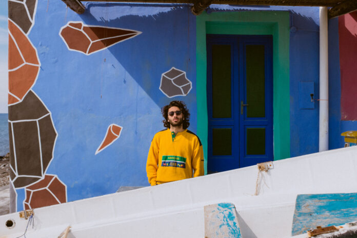 hey vittoria - cordio sul balcone di una casa nell'isola di alicudi