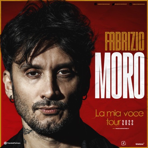 Fabrizio Moro .  la locandina del tour. Il viso in primo piano, con barba incolta e capello nero corto, su sfondo rosso, con le scritte