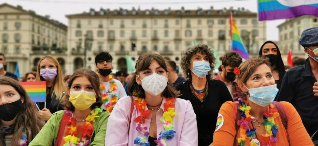 persone colorate in arcobaleno daventi a piazza vittorio a Torino