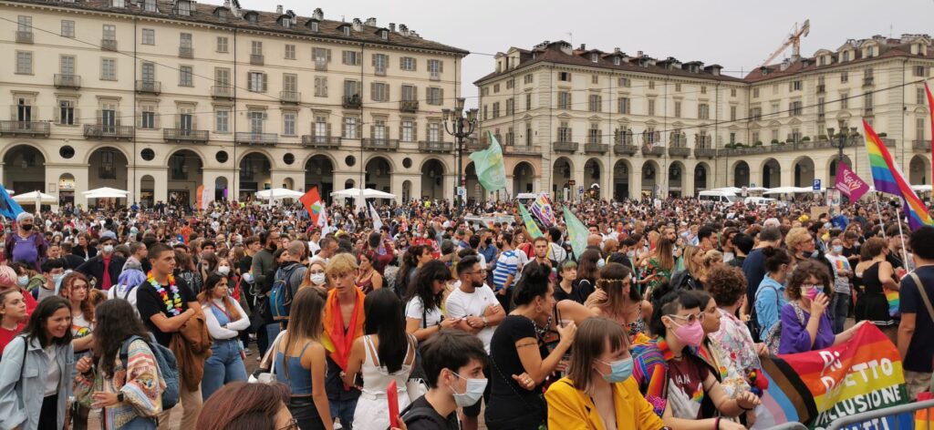 folla di persone in piazza Vittrio durante pride 2021