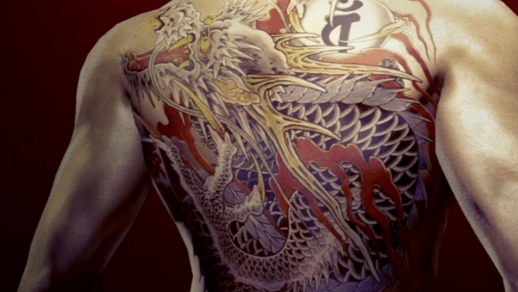 tattoo di dragone su schina con fondi rossi e neri