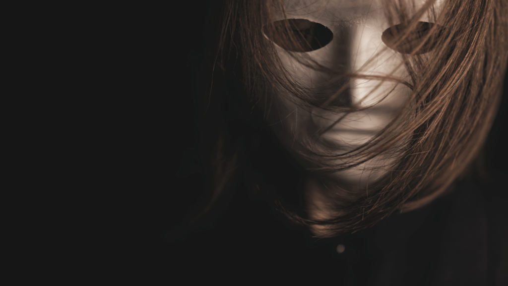 donna volto con maschera bianca di cartapesta sul viso fondo nero