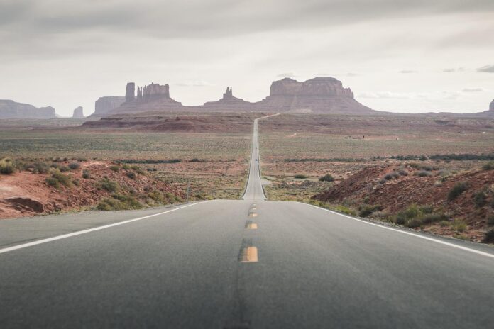 fraagile - il nastro d'asfalto della route 66, e sullo sfondo il grand canyon