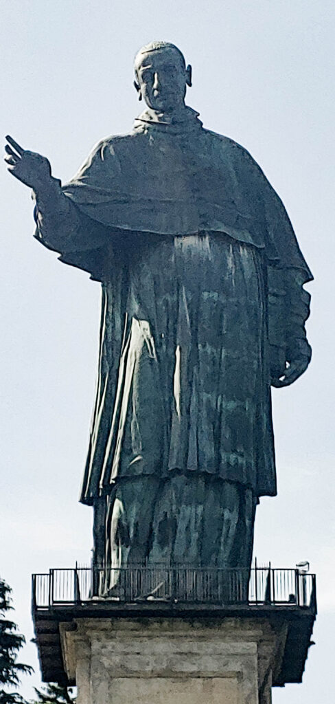 Statua della libertà o Lady Liberty e San Carlone - la foto è una veduta del Colosso di San Carlo. La statua rappresenta il santo con la veste talare, con una mano benedice la città e con l altra stringe un libro